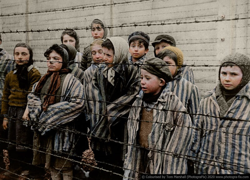 10 επαναχρωματισμένες φωτογραφίες αποδεικνύουν την φρίκη του Ολοκαυτώματος